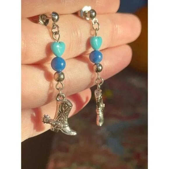 Vintage Avon Western Cowboy Boot Dangle Earrings – 1990s Silver-Tone Boots, 2″ D - Picture 4 of 5